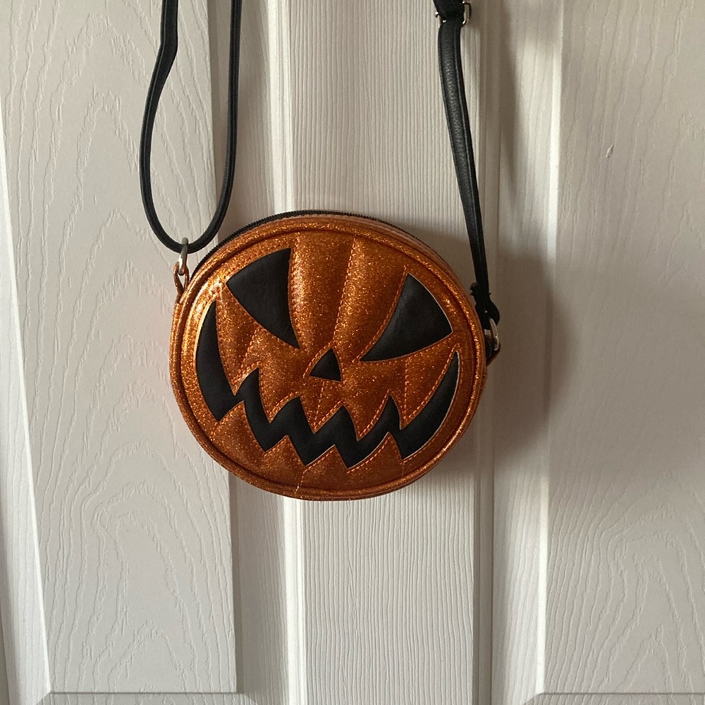 Love pain and stitches pumpkin kult mini bag